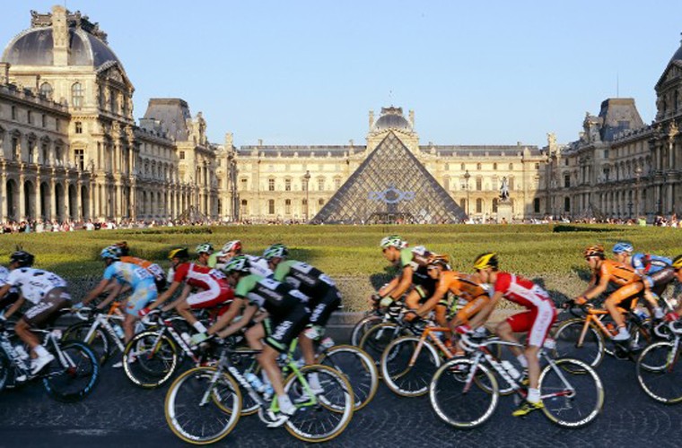 Bảo tàng Louvre được xây dựng vào thế kỷ XII. Khi đó, nó giống như một pháo đài để bảo vệ Paris khỏi những cuộc xâm lược của người Anglo-Saxon. Đến thế kỷ XVIII, nơi này trở thành một cung điện hoàng gia và sau đó được chuyển đổi mục đích sử dụng thành bảo tàng để trưng bày các hiện vật có giá trị như: Bức tranh "Mona Lisa", "The Raft of The Medusa", "Oath of the Horatii"...